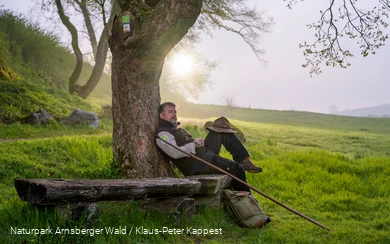 Header Wandern Ranger Ranger genießt die Ruhepause. (c) Naturpark Arnsberger Wald / Klaus-Peter Kappest